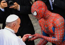 Людина-павук на загальній аудієнції  Папи Римського Франциска