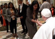 Папа до молоді: відкривайте свідчення любові святих