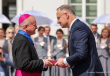Єпископ Ян Собіло отримав нагороду з рук президента Польщі