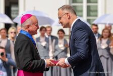 Єпископ Ян Собіло отримав нагороду з рук президента Польщі