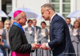 Єпископ Ян Собіло отримав нагороду з рук президента Польщі