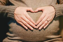 Сурогатне материнство: архієпископ Галлахер застерігає від торгівлі людьми