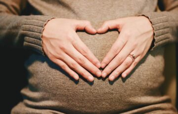 Сурогатне материнство: архієпископ Галлахер застерігає від торгівлі людьми