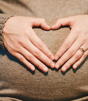 Сурогатне материнство: архієпископ Галлахер застерігає від торгівлі людьми