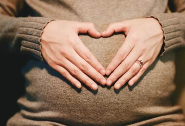 Сурогатне материнство: архієпископ Галлахер застерігає від торгівлі людьми