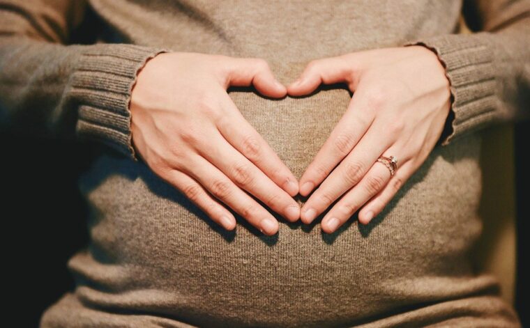 Сурогатне материнство: архієпископ Галлахер застерігає від торгівлі людьми