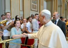 Ще один рекорд у Франції: 20 тисяч дорослих просять про хрещення