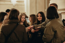 “Говоре, Господи, я слухаю” Закінчилось молодіжне чування у намірі молитов про покликання