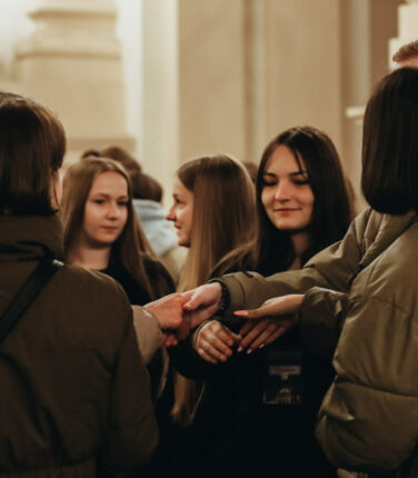 “Говоре, Господи, я слухаю” Закінчилось молодіжне чування у намірі молитов про покликання
