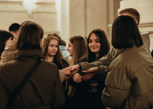 “Говоре, Господи, я слухаю” Закінчилось молодіжне чування у намірі молитов про покликання